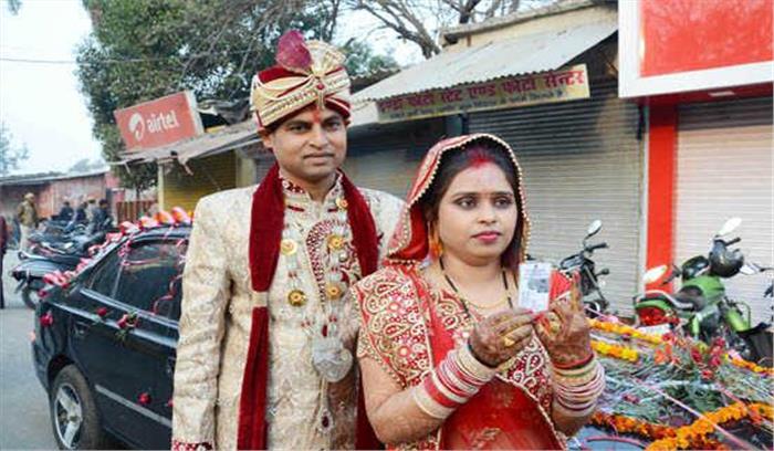 विदा होने से पहले दुल्हन ने डाला वोट