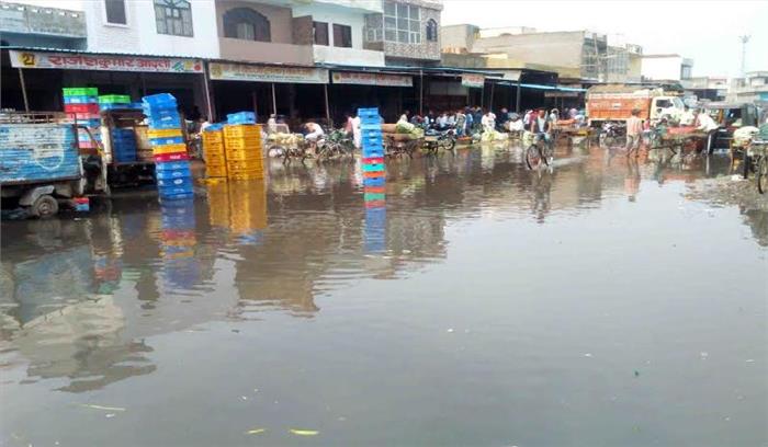 विभागीय अधिकारियों की खींचतान से दुकानदारी चौपट