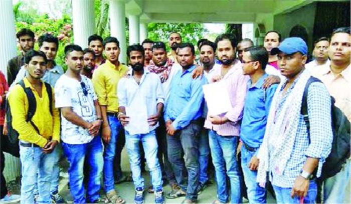 वेतन में कटौती से परेशान शराब दुकान कर्मी