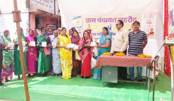 मोबाइल पाकर हितग्राहियों के चेहरे खिले