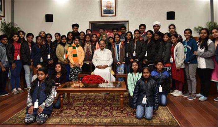 वंचितों तथा गरीबों के लिए काम करें छात्र : वेंकैया