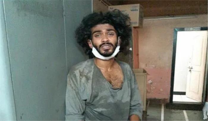 विक्षिप्त वास्तुकार ने पुलिसकर्मियों पर किया चाकू से हमला विक्षिप्त वास्तुकार ने पुलिसकर्मियों पर किया चाकू से हमला