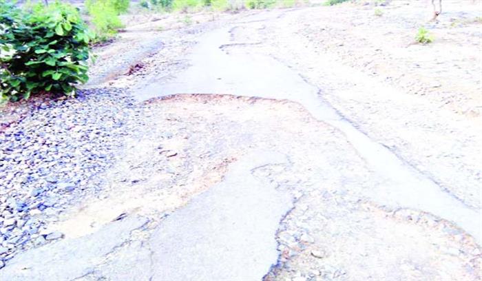 जर्जर सड़क के कारण बसों का परिचालन बंद 