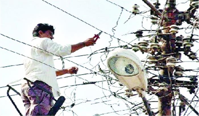 विकास यात्रा को लेकर बिजली तारों की उंचाई बढ़ाने में जुटा अमला