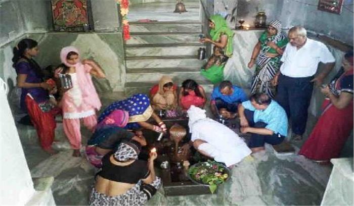 सावन के दूसरे सोमवार को शिव मंदिरों में उमड़ी श्रद्धालुओं की भीड़