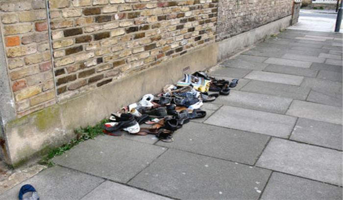 शनि मंदिर में दर्शन के बाद सैकड़ों ने छोड़े जूते