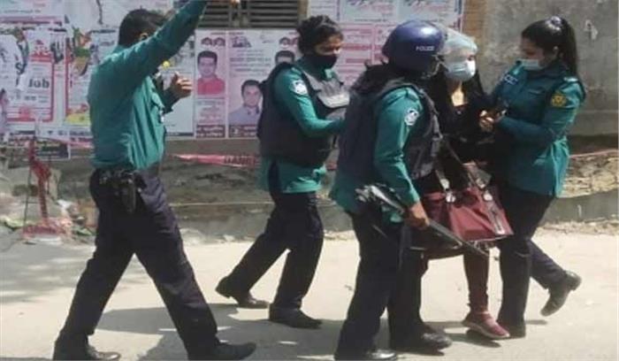 ढाका में प्रदर्शन कर रहे कॉलेज के छात्रों पर पुलिस ने किया लाठीचार्ज