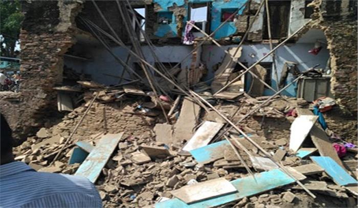 धमतरी में मकान ढहने से एक ही परिवार के तीन की मौत, चार घायल