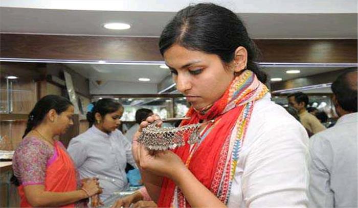 धनतेरस के बावजूद बाज़ारों में रौनक नहीं