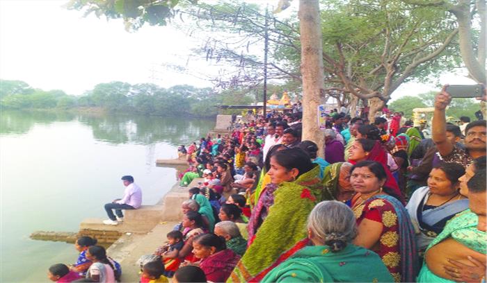 सरोवर में कालिया मर्दन को देखने श्रद्धालु की भीड़ दिखाई दी