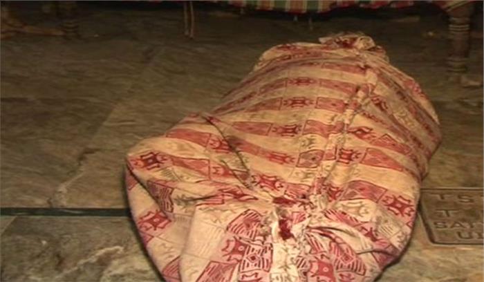 कपड़े में लिपटा महिला का शव मिला