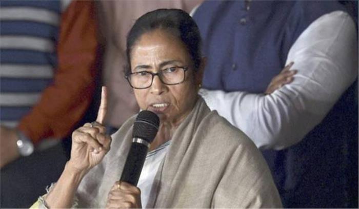 धरना पर बैठीं ममता बनर्जी, मोदी और शाह पर जमकर बरसीं
