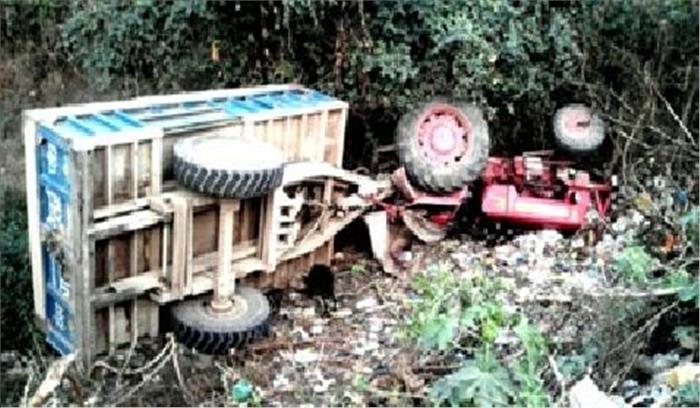 ट्रेक्टर ट्राली के पलट जाने से 24 लोग घायल