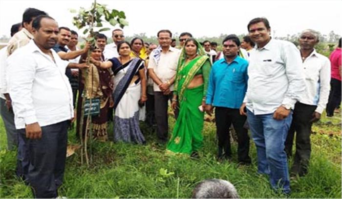 शौचालय युक्त पक्का मकान गरीबों के स्वाभिमान का प्रतीक: देवजी भाई