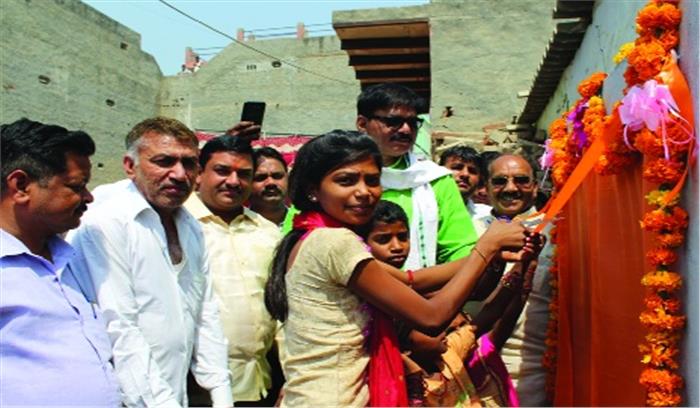 गांव की बच्चियों से कराया सीसी मार्ग का लोकार्पण