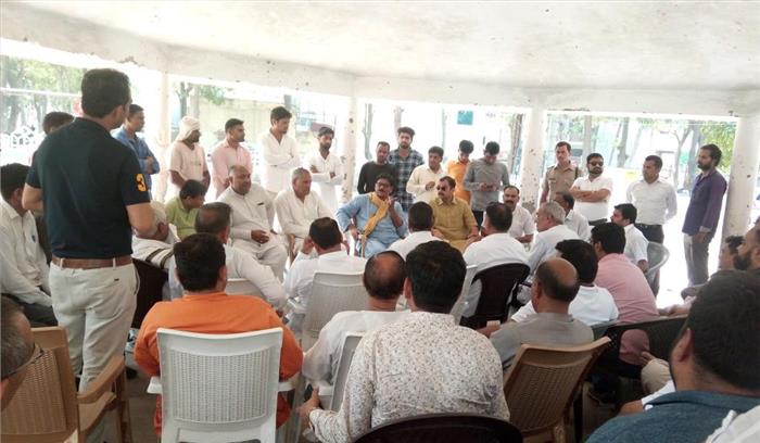 सेक्टर में चौपाल लगाकर जेवर विधायक ने सुनी समस्याएं