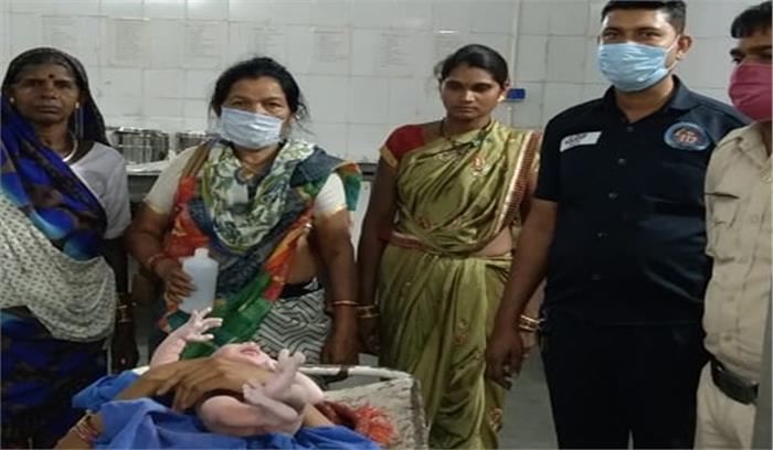 डायल 112 के वाहन में गूंजी किलकारी, आत्महत्या की कोशिश कर रही युवती की बचाई जान डायल 112 के वाहन में गूंजी किलकारी, आत्महत्या की कोशिश कर रही युवती की बचाई जान