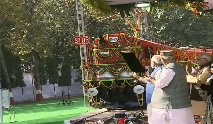 प्रधानमंत्री ने देश के प्रथम परिवर्तित विद्युत रेल इंजन का किया लोकार्पण