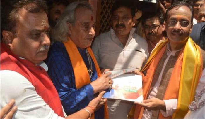 संपर्क अभियान के तहत यूपी के उप मुख्यमंत्री दिनेश शर्मा ने की पंडित छन्नूलाल मिश्र से मुलाकात