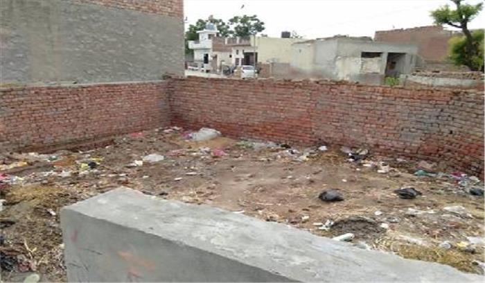 गंदगी व खुले में शौच से गौड सिटी के लोग परेशान 