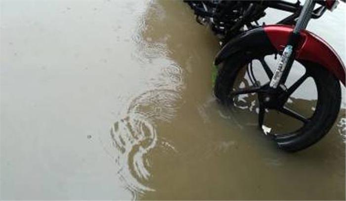 सेक्टरों में पानी उतरते ही गंदगी व कीचड़ का आलम