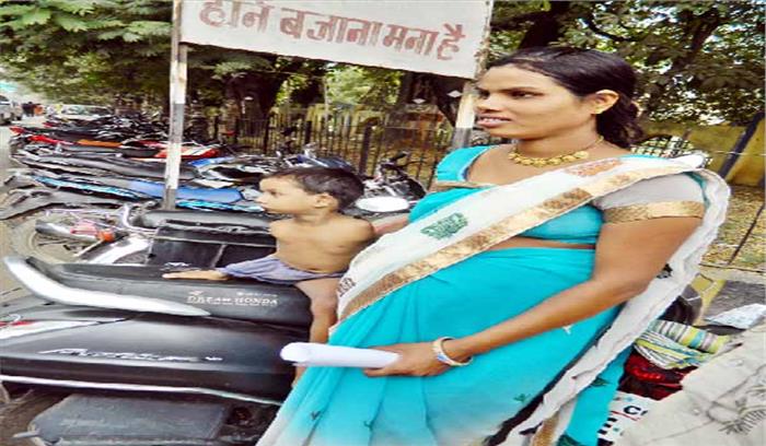 प्रमाण पत्र के लिए दिव्यांग बच्चे के साथ भटकते रहे परिजन