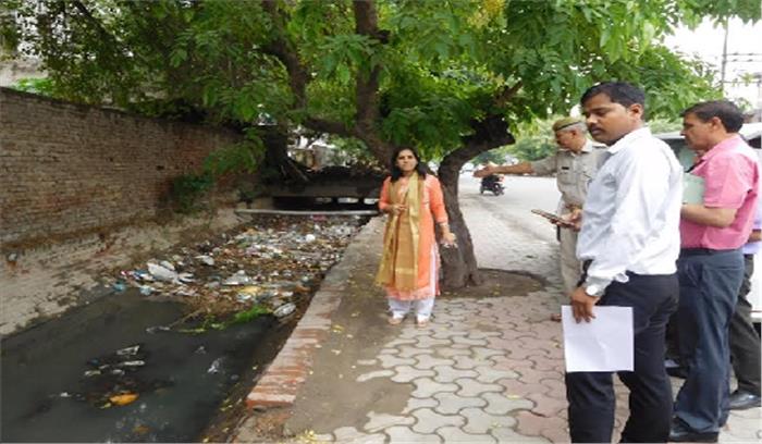 जिलाधिकारी ने शहर के नालों की सफाई व अतिक्रमण हटाने के दिए निर्देश जिलाधिकारी ने शहर के नालों की सफाई व अतिक्रमण हटाने के दिए निर्देश