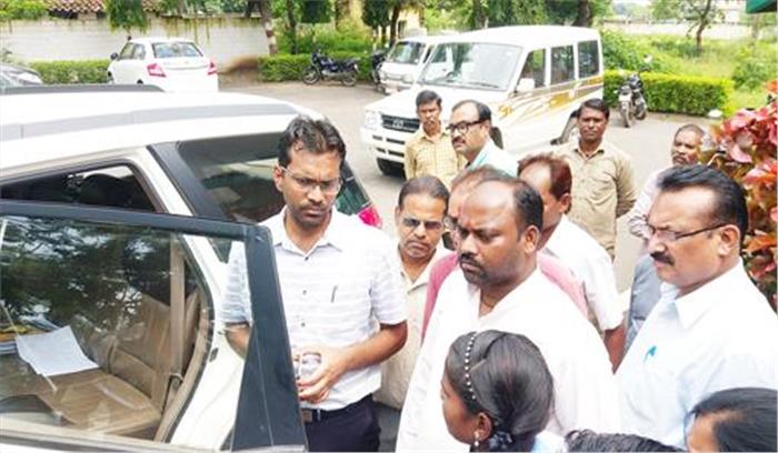 जिलाधीश को नगर पंचायत अध्यक्ष, उपाध्यक्ष ने समस्याओं से अवगत कराया