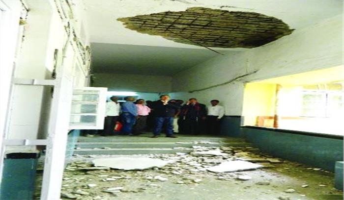 जिला कोर्ट की छत का प्लास्टर गिरा, महिला घायल