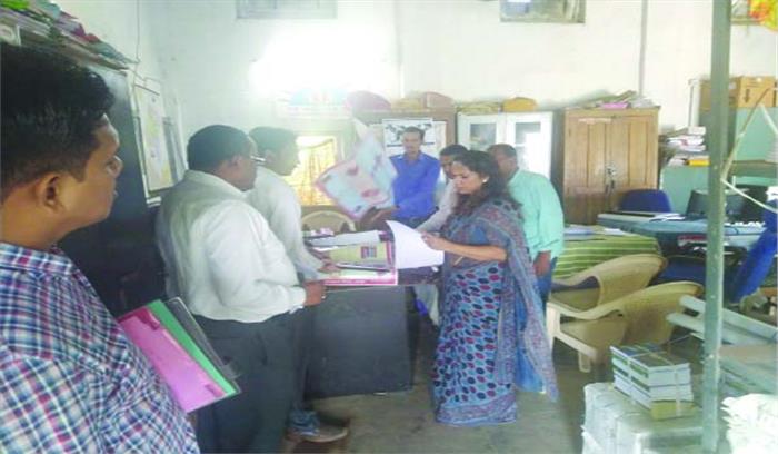 डीईओ आफिस का कलेक्टर ने किया औचक निरीक्षण