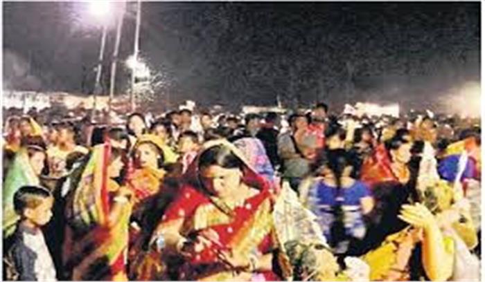 आकर्षक आतिशबाजी व रावण के पुतले को देखने उमड़ी भीड़