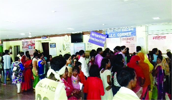 जिला अस्पताल में एसी बंद, मरीज परेशान