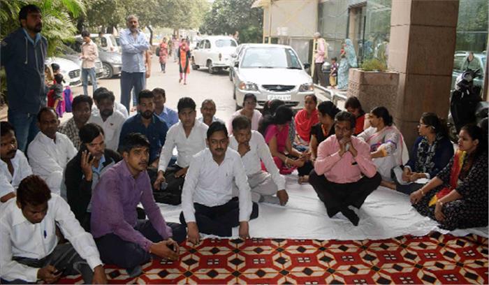 111 संविदा कर्मचारी हड़ताल पर 111 संविदा कर्मचारी हड़ताल पर