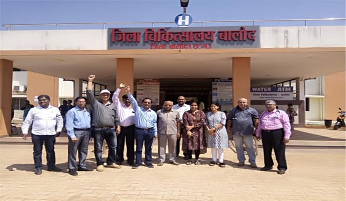 महिला चिकित्सा अधिकारी से दुर्व्यवहार के विरोध में प्रदर्शन