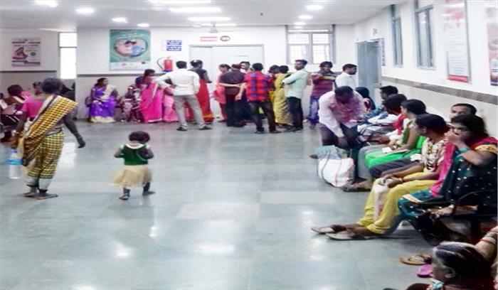 सोनोग्राफी कराने आए मरीजों से अभद्रता, जिला अस्पताल में हंगामा