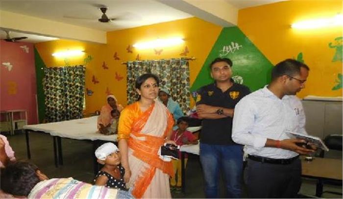 जिलाधिकारी ने किया डासना स्वास्थ्य केंद्र का निरीक्षण