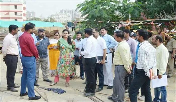 जिलाधिकारी ने किया लोनी नगर पालिका का औचक निरीक्षण