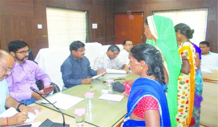 कलेक्टर ने सुनीं लोगों की समस्याएं