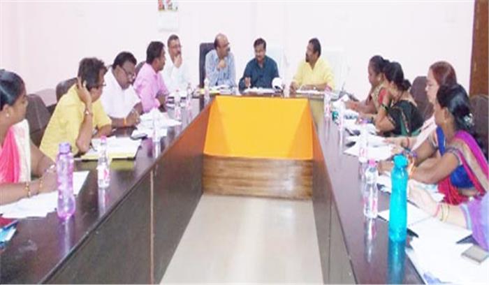 महिला एवं बाल विकास विभाग में संचालित योजनाओं  की कलेक्टर ने की समीक्षा