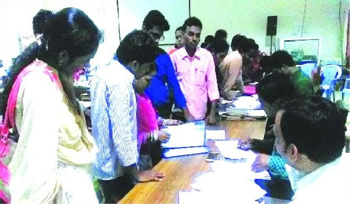 पदोन्नत शिक्षकों की दस्तावेजों की हुई जांच