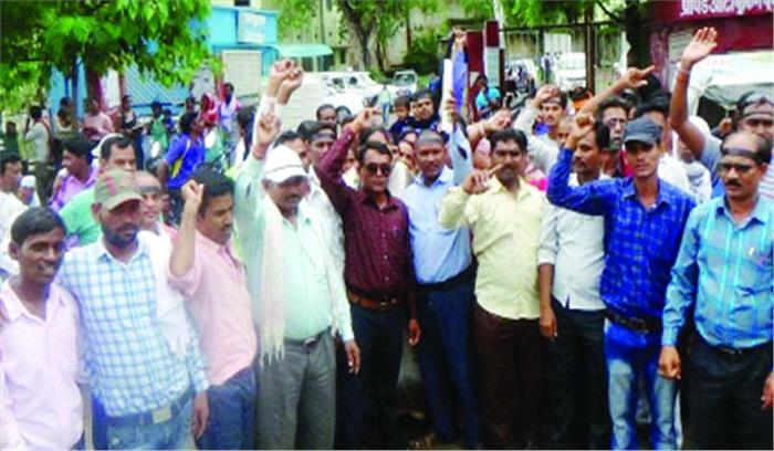 प्रेरकों ने काली पट्टी और गले पर फंदा बांधकर किया प्रदर्शन