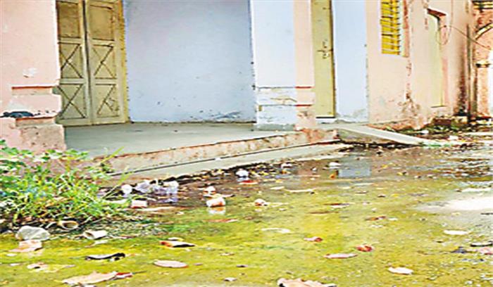 जिला अस्पताल में नियमित सफाई नहीं,लोग परेशान