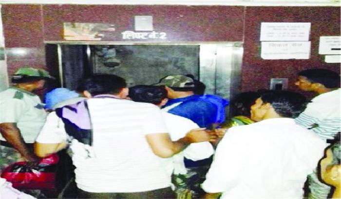 बिजली गुल, सिम्स की लिफ्ट मेें फंसे लोग