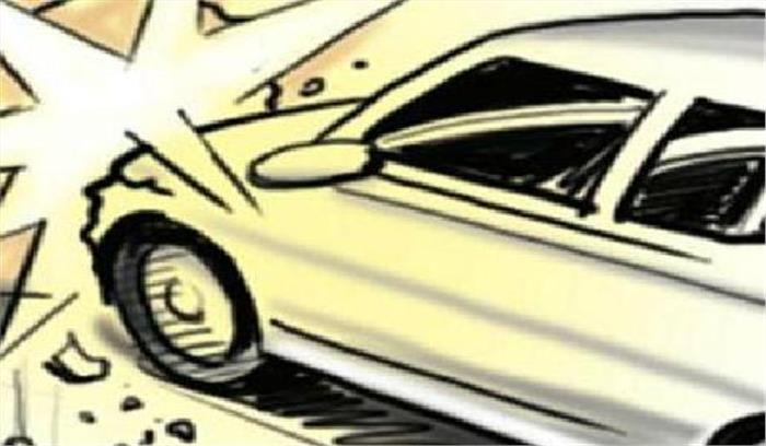 डिवाइडर पर चढ़ी कार, एमिटी विवि के छात्र की मौत