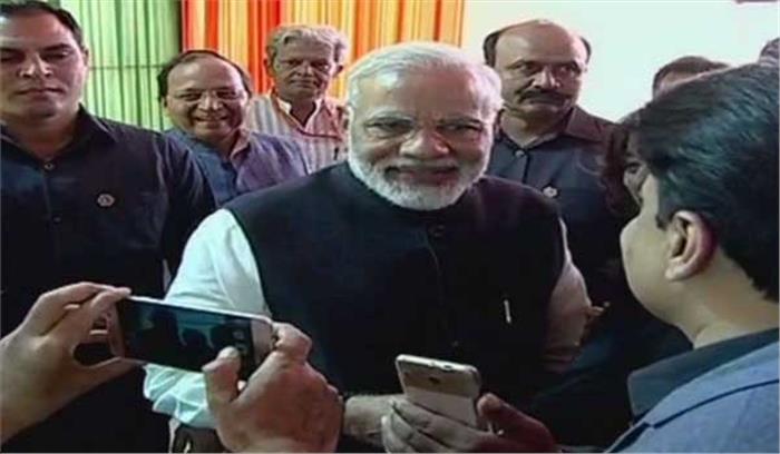 पत्रकारों से मिले पीएम, कहा- राजनीतिक दलों में लोकतांत्रिक मूल्य जरूरी