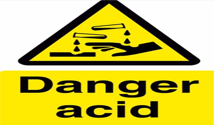 पानी समझकर मासूम ने पिया तेजाब