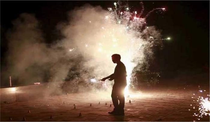 सुप्रीम कोर्ट के प्रतिबंध के बाद भी लोगों ने पटाखों से हवा को जहरीला बनाया 