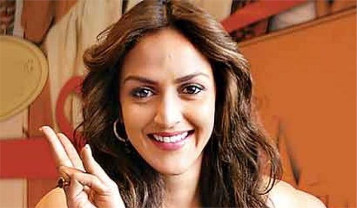 फिल्मी हस्तियां दिव्यांगों से कर रहीं वोट डालने की अपील