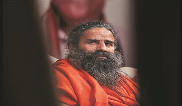 इंडियन मेडिकल एसोसिएशन के सदस्यों ने बाबा रामदेव को दिखाए काले झंडेे