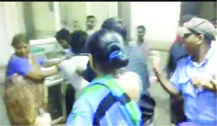 चिकित्सकों से मारपीट का दिखा असर अस्पताल में सेवाएं प्रभावित